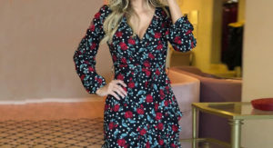 Posso usar cinto com vestido estampado?