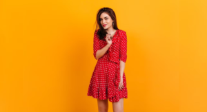 Vestido Poá: O Clássico da Moda Feminina que Nunca Sai de Moda – Dicas de Como Usar e Arrasar!