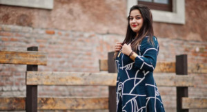 Dicas para se Vestir com Estilo: Desvendando o Charme do Vestido Midi