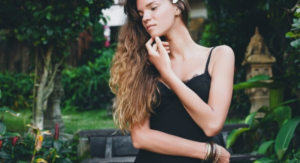 O encanto do vestido midi: descubra por que essa peça é um clássico da moda feminina