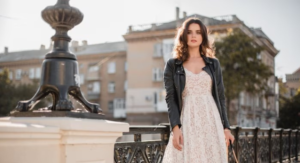 Vestido Midi: A peça versátil que vai do trabalho ao happy hour