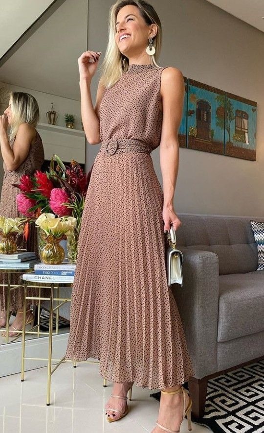 Vestido midi: dicas para criar looks elegantes e versáteis