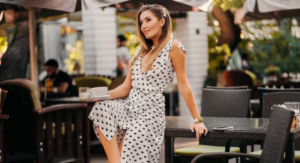 O Guia definitivo para vestidos midi: Estilos, dicas de combinação e ocasiões adequadas