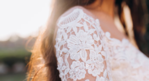 Guia definitivo para vestidos de renda: Estilos, dicas de combinação e ocasiões adequadas