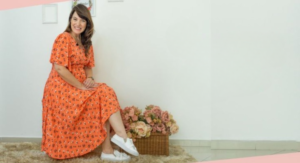 Vestido Midi com Tênis: O Toque Despojado que Você Precisa