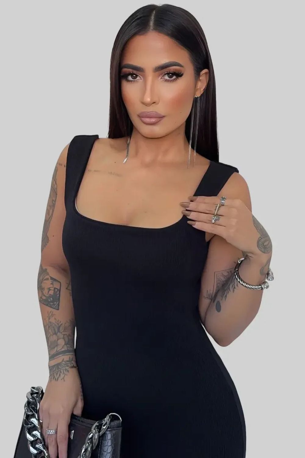 Mulher elegante usando vestido longo casual estilizado com acessórios modernos