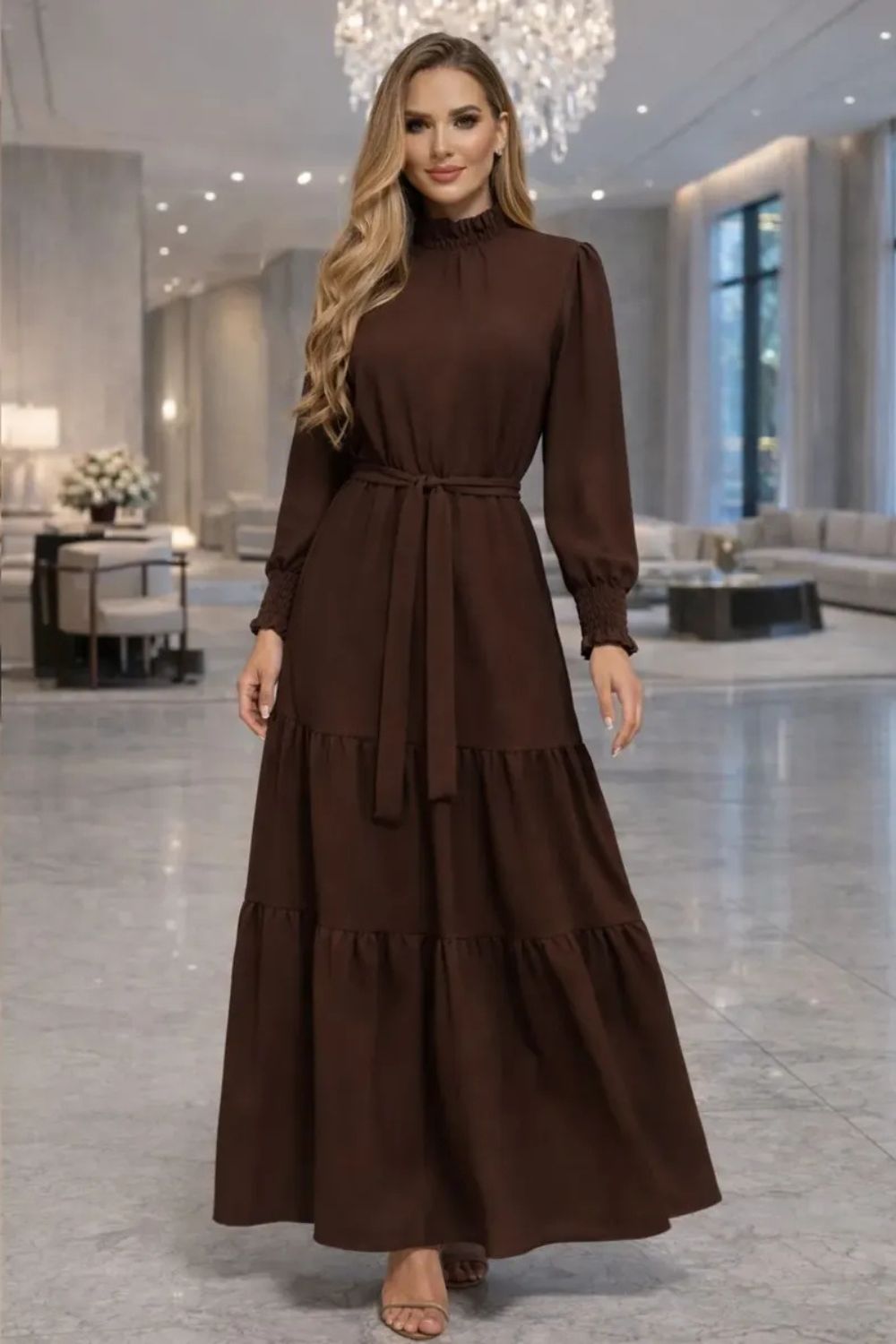 Mulher elegante vestindo casaco de inverno e botas casuais modernas