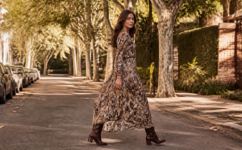 Look sofisticado com bota de couro e vestido longo fluido em rua urbana