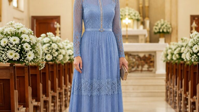 Mulher elegante em pé, usando um vestido longo azul serenity com detalhes em renda e um cinto delicado, em um ambiente de igreja bem iluminado.